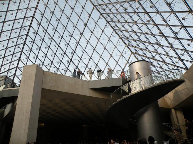  la pyramide du Louvre de l'intérieur